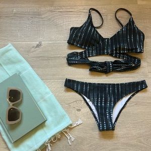 New with tags Cupshe blue design bathing suit size small - bikini tie around